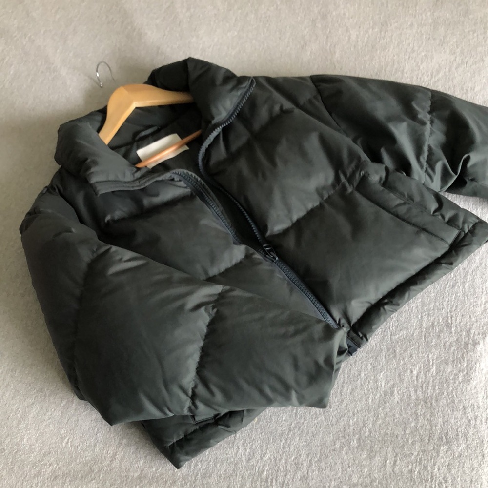Cropped light puffer coat